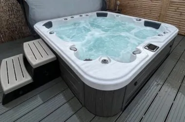 Hot tub with steps leading up to bubbling water