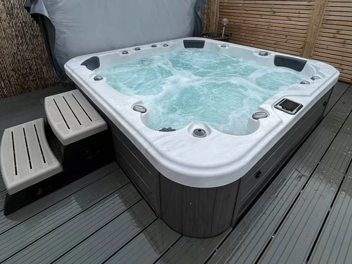 Hot tub with steps leading up to bubbling water